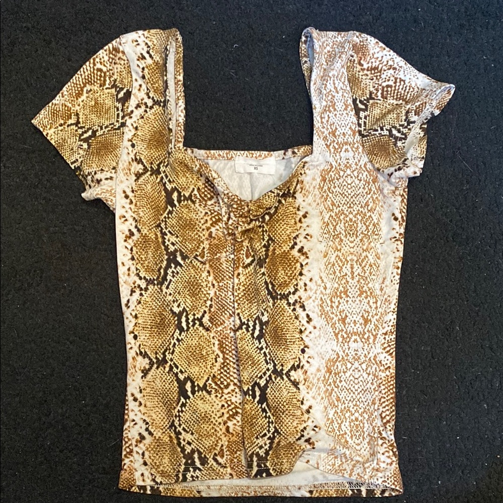 🔮 5 for $20 🔮 Brown snake print crop top